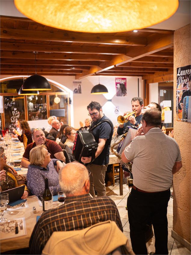 Des accordéonistes jouent dans un restaurant devant les convives - M.Cecillon-OTHMV