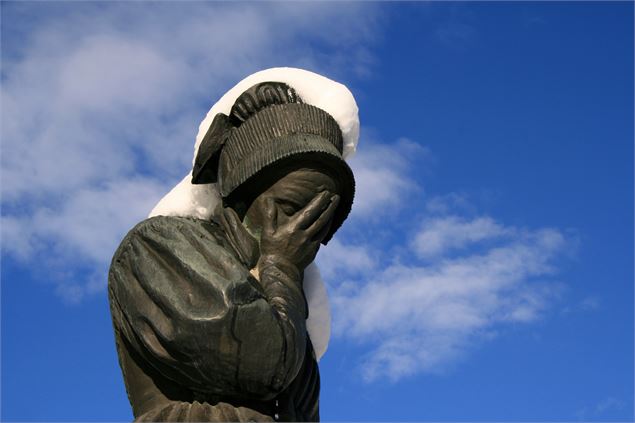 Le visage de la Pleureuse sous le ciel bleu - JF Durand