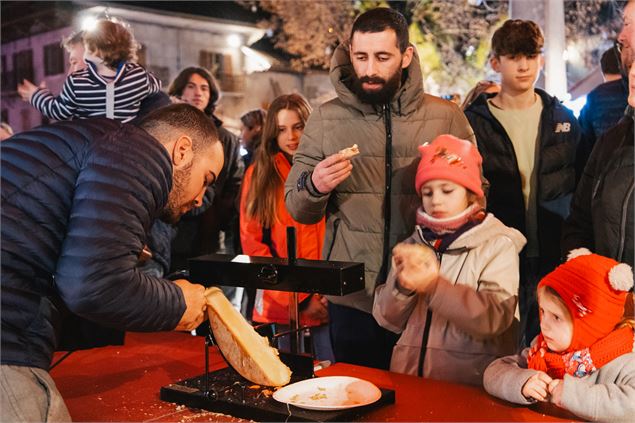 Dégustation de Tartine de Raclette à Samoëns ! - Mathilda Manzi