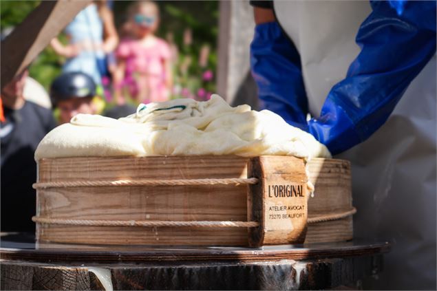 Fabrication de Beaufort en live_Hauteluce