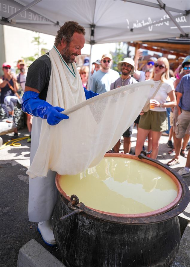 Fabrication de Beaufort en live_Hauteluce