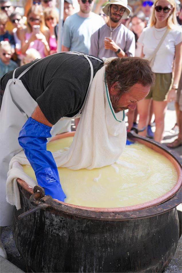 Fabrication de Beaufort en live_Hauteluce