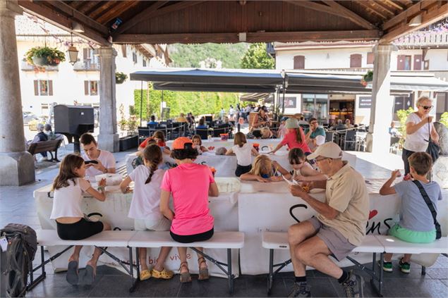 Des enfants autour des tables de l'atelier créatif - @Samoens
