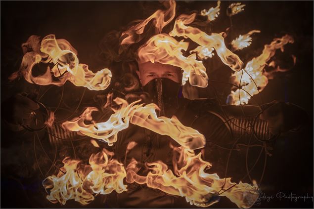 Spectacle de feu - Hypnotica_Samoëns - Mathiou Spectacle - Florence Mathieux Photographie