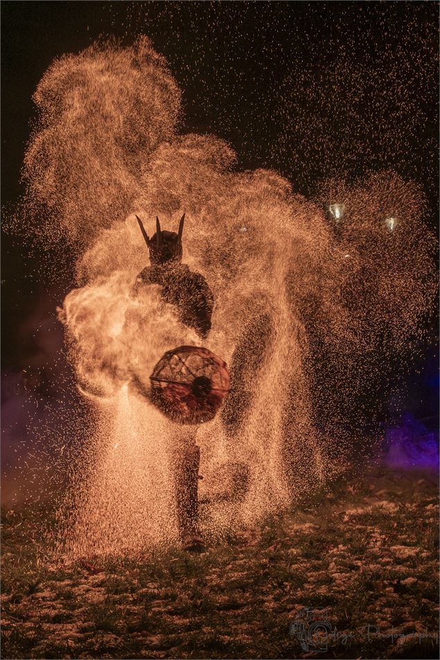 Spectacle de feu - Hypnotica_Samoëns - Mathiou Spectacle - Florence Mathieux Photographie