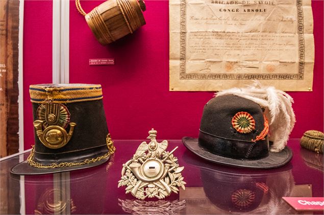 objets anciens exposés dans les vitrines du musée - Office de Tourisme Thônes Coeur des Vallées