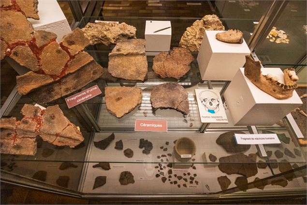 artefacts préhistoriques au musée de Thônes, retrouvé lors des fouilles archéologiques - Office de T