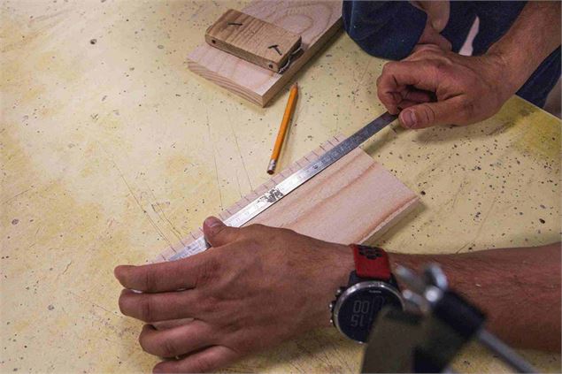 parent aidant son enfant à contruire un nichoir ou un pot à crayon en bois. - Office de Tourisme Thô