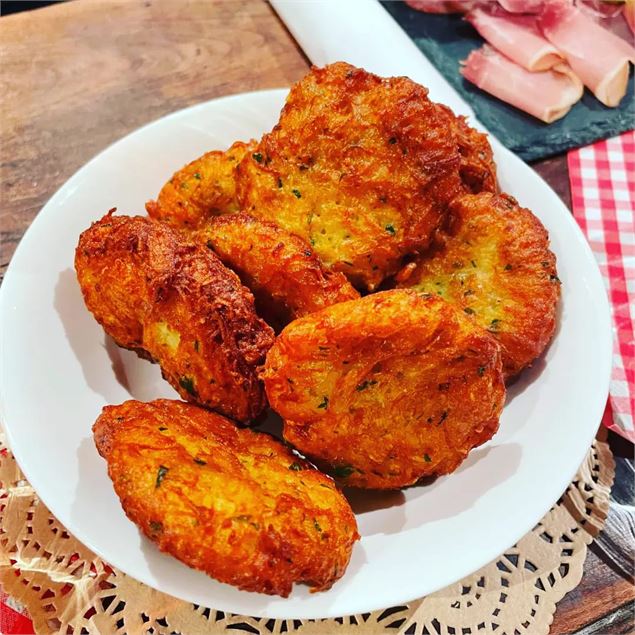 Venez goûter les délicieux beignets du Clos aux Chèvres  les vendredis du 11 juillet au 22 août. - V