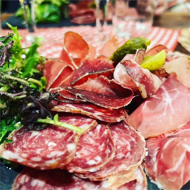 Venez goûter la succulente charcuterie maison du Clos aux Chèvres  les vendredis du 11 juillet au 22