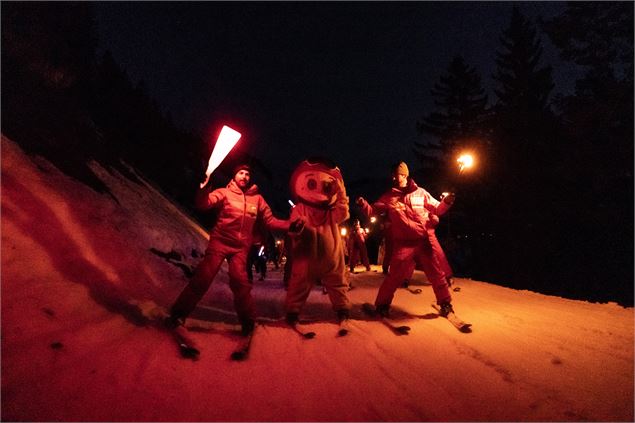 La mascotte de l'ESF participe aussi à la descente - Val Média