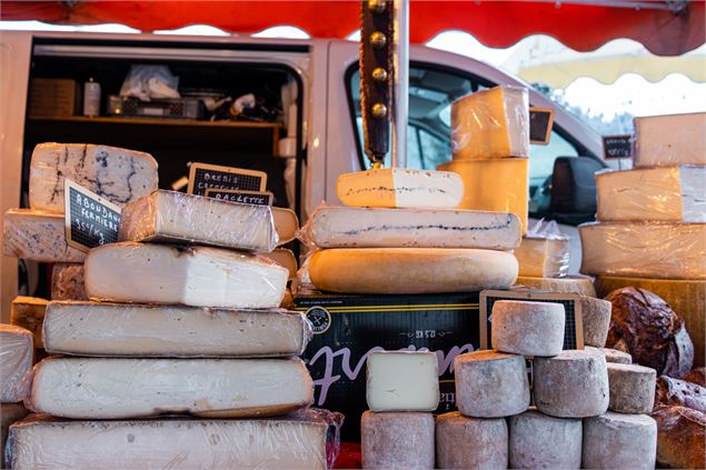 Stand de fromages locaux au marché de Flaine - OT Flaine - Noémie Ladrix