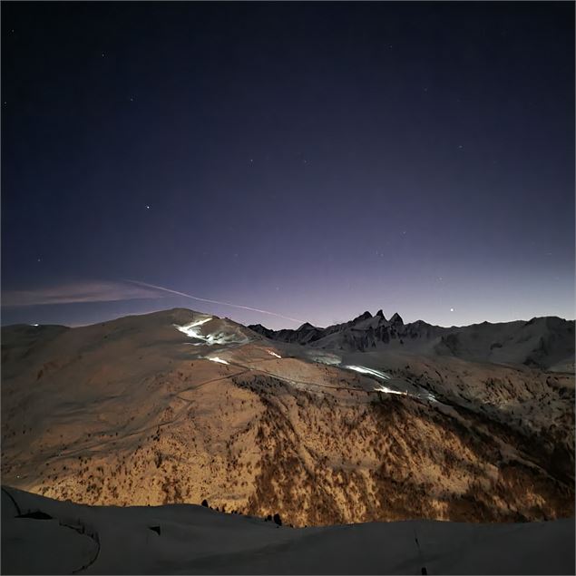 Paysage de nuit pendant le ski de rando, - Erwan Madec - OT Valmeinier