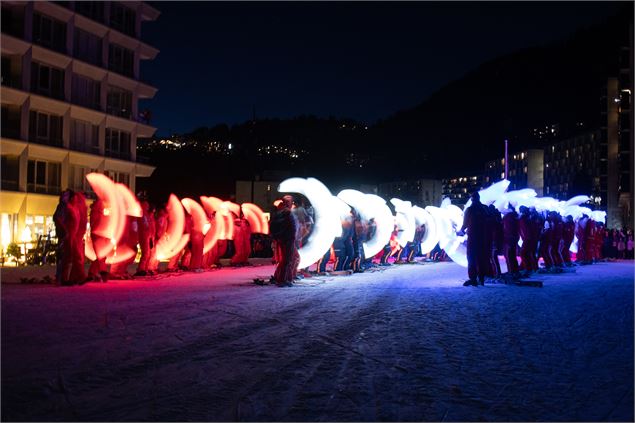 Arrivée de la descente sur le front de neige de Flaine. Les moniteurs ESF sont alignés et créent un 