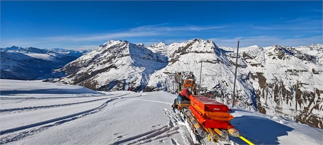 Matelas, filets et jalons sur une motoneige - Pisteurs de Bonneval sur Arc