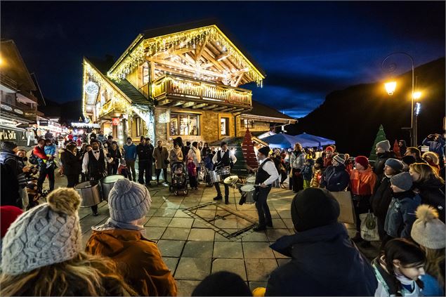 Spectacle déambulatoire Lok'adabra - Châtel tourisme