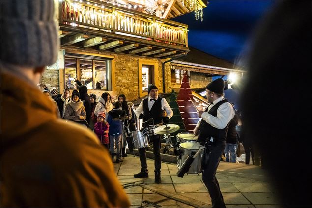 Spectacle déambulatoire Lok'adabra - Châtel tourisme