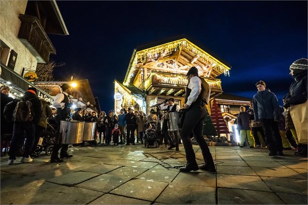 Spectacle déambulatoire Lok'adabra - Châtel tourisme