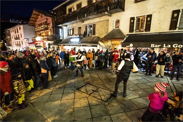 Spectacle déambulatoire Lok'adabra - Châtel tourisme