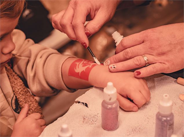 Tatouage éphémère au Grenier de Grand-Père
