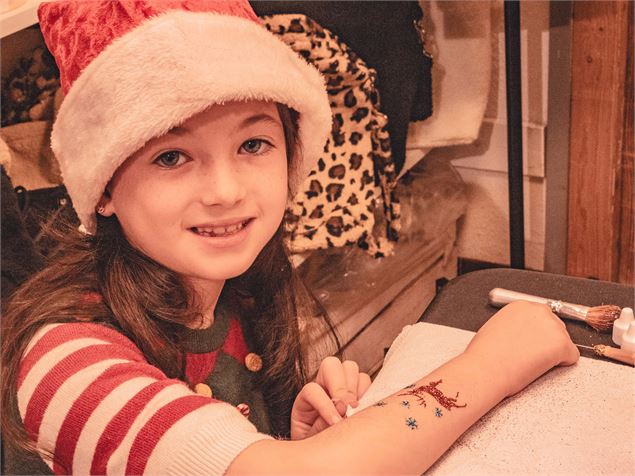 Petite fille et son tatouage éphémère au Grenier de Grand-Père