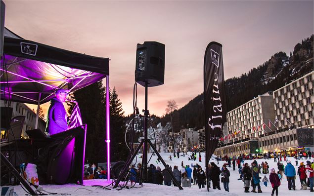 DJ set avec vue sur le Forum de Flaine - OT Flaine-Candice Genard