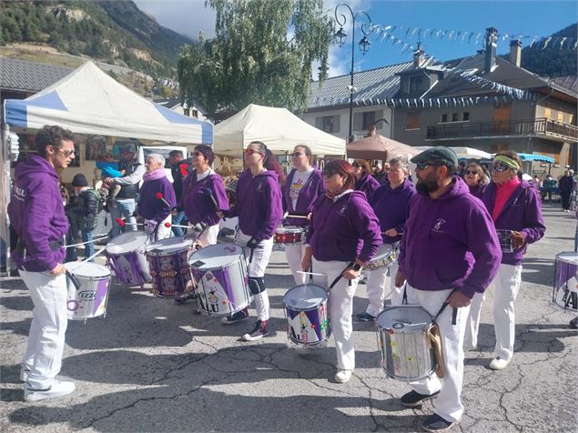 La fanfare en train de jouer - Emilie Gros