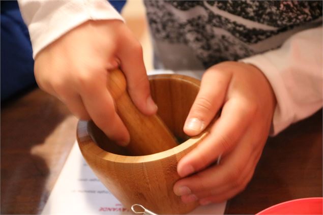 Manipulation à l'apothicairerie pour les enfants - ©Kidiklik