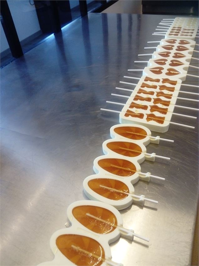 Les démonstrations de fabrication de confiseries à la Maison Neufcoeur - Haut-Bugey Tourisme