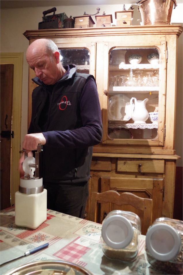Atelier de fabrication du beurre à l'ancienne à l'Arche d'Oé-Aussois - S.Moreau