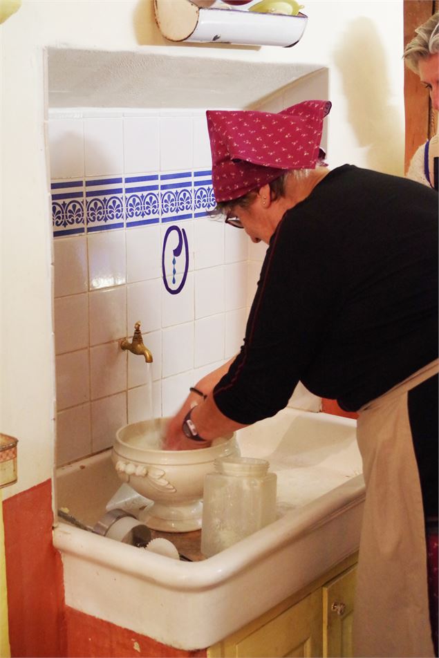Atelier de fabrication du beurre à l'ancienne à l'Arche d'Oé-Aussois - S.Moreau