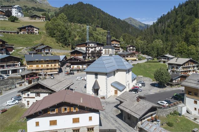 Eglise vue de haut au centre du village - ©JD Laurence