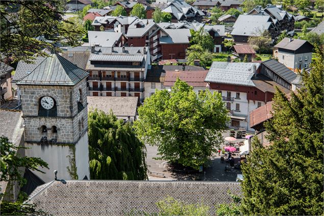 Vue Place du gros tilleul depuis le jardin de samoens - OTSamoens