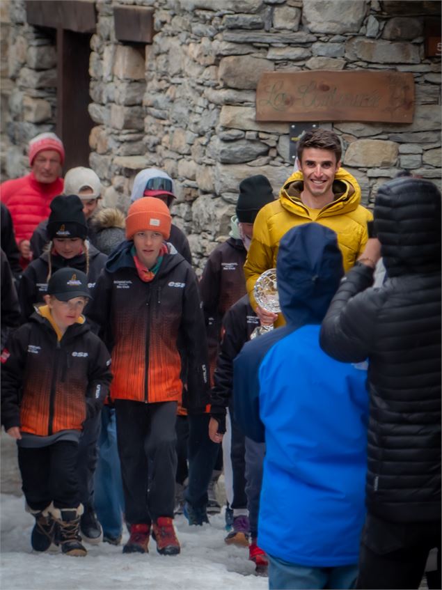 Thibault accueilli par les enfants du Club des Sports - B.Filliol - OTHMV