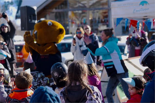 Enfants qui dansent devant Arvi la mascotte lors de son anniversaire - Office de Tourisme de Saint J