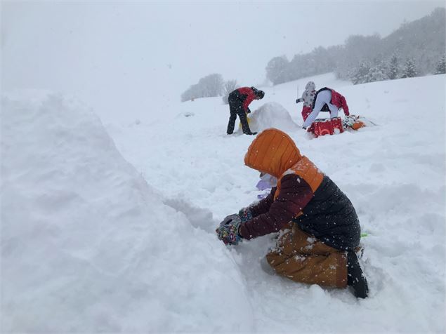 Enfant participant à la fabrication d'igloos au Col du Mollard - OTICoeurdemaurienne