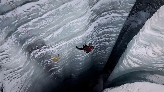 crevasse glacier - © Injam Production / Etoile Noire Production / Ushuaïa TV / 8 Mont Blanc / VTOPO 