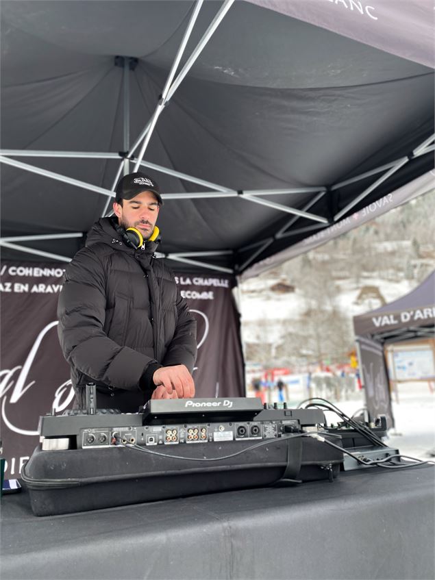 DJ Paul Bolter en Live dans la télécabine_Crest-Voland - ©Wiloutdoor - SPL Crest-Voland Cohennoz