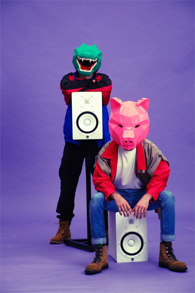 Duo DJ Bonbon Banane en concert à Notre Dame de Bellecombe pour le Val d'Arly Street Art Festival - 