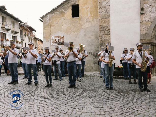 la Banda musicale Alta Valle Susa en représentation dans un vieux village - Association Banda Musica