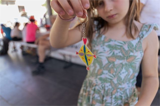 Enfant qui montre son porte clé - @Samoens