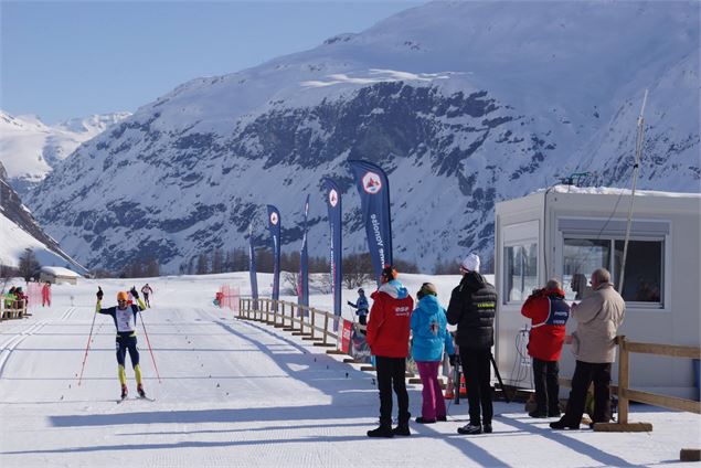 Un concurrent passe la ligne d'arrivée - G. Levrino