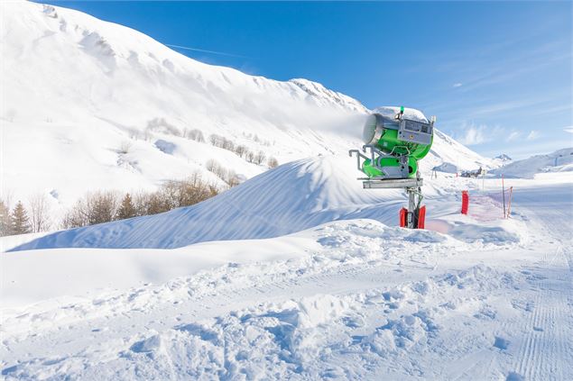 enneigeurs sur les pistes de ski - ©Cyril Entzmann / Divergence