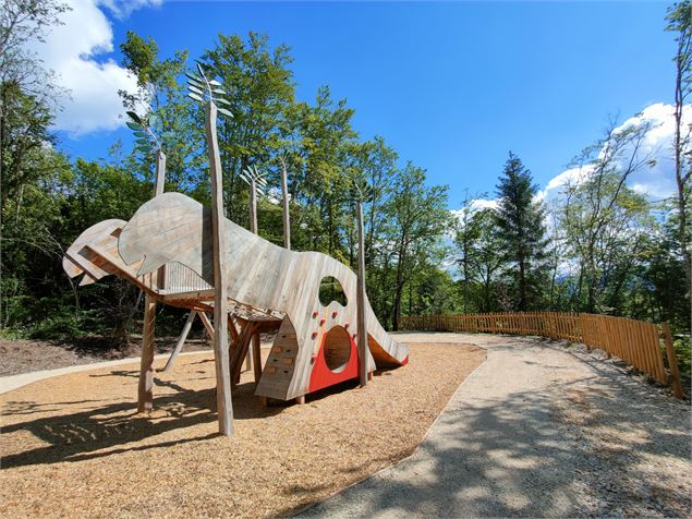 Dinoplagne® - aire de jeux et de pique-nique - ©OT Terre Valserine
