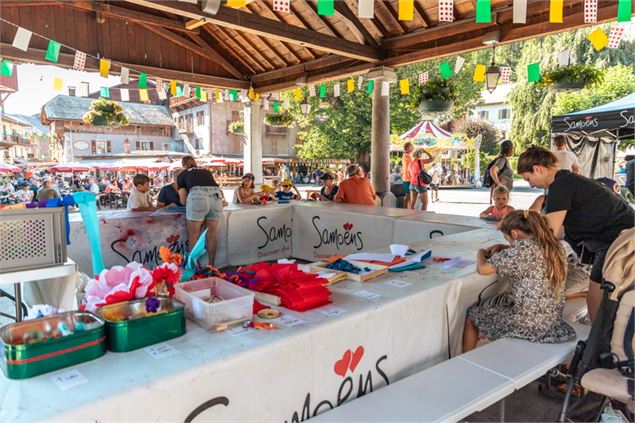 Des enfants autour des tables de l'atelier créatif - @Samoens