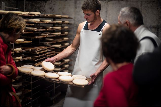 A la découverte de la fabrication du reblochon - © Alpes photos vidéo - Aravis