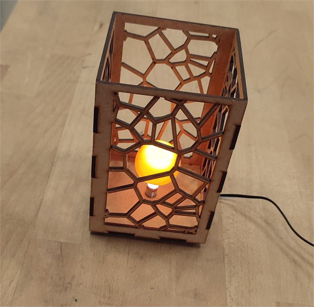 Lampe créée à l'aide de la découpeuse laser - Altec