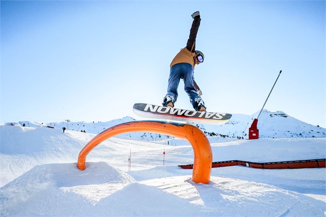 photo d'un snowboardeur sur le snowpark