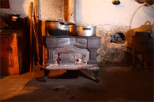 Préparation du vin chaud à la Maison du patrimoine - P. Guilbaud