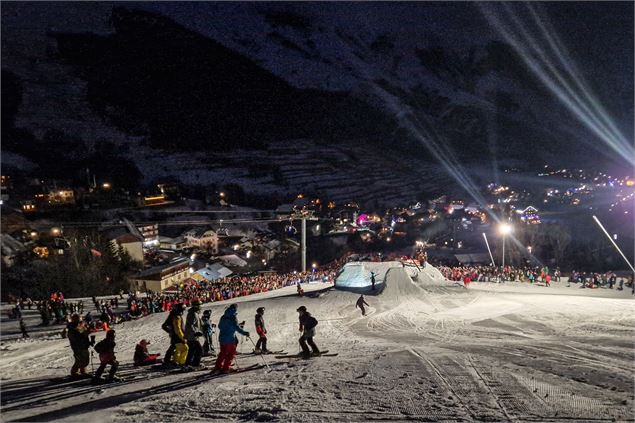 Skieurs & public démonstration freestyle - OT Saint Sorlin d'Arves - V Bellot-Mauroz